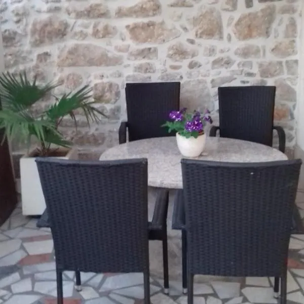 Apartment Magdic, hotel in Brzac