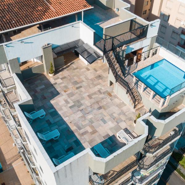 APÊ COM PISCINA E AR - 2Q DA PRAIA DA ENSEADA.