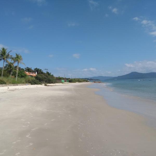 APTO NA PRAIA FLORIANOPOLIS VISTA MAR e MONTANHAS a POUCOS PASSOS DA AREIA