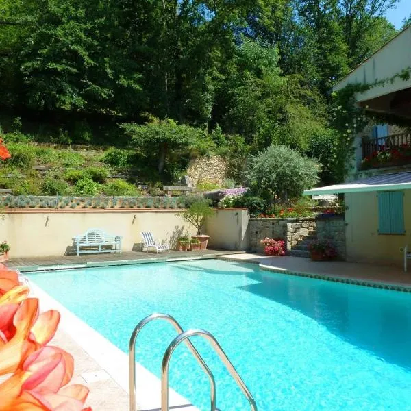 Mille Fleurs a romantic enchanting renovated luxury Bastide with shared pool, hotel em Lacrouzette