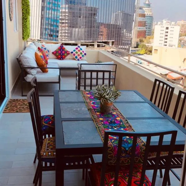 Apartament Condo Amueblado, ENCOMENDEROS 200 El Golf, Las Condes Santiago con vista al Costanera Center、サンティアゴのホテル