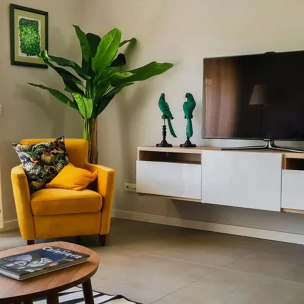 Comfort Zone beach apartment, hotel in Quarteira