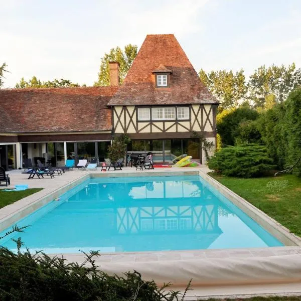 Adorable appartement avec piscine, hotell i Lézigné