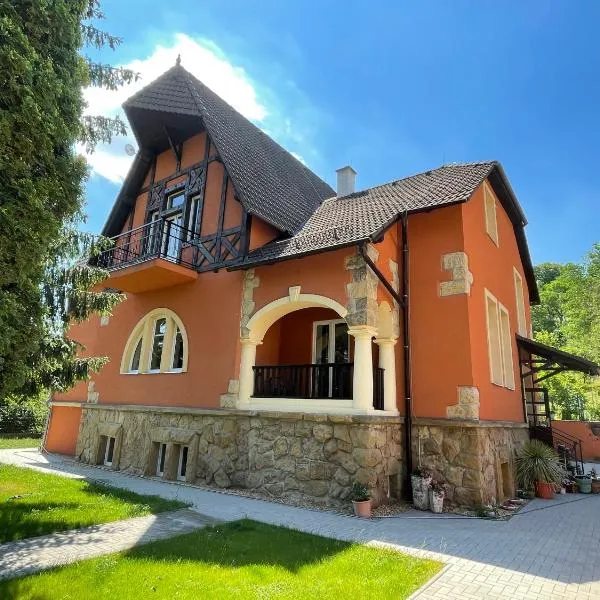 Penzion Villa Amélie, hotel di Bělá pod Bezdězem