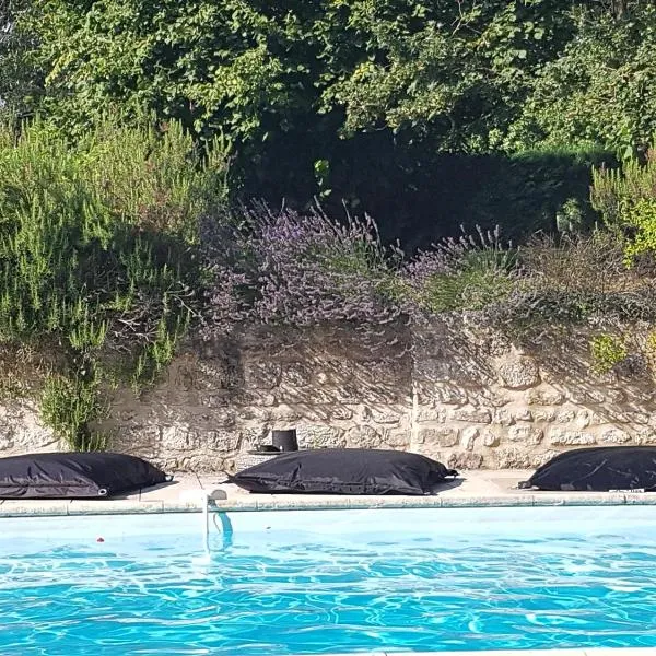 La Loge du Grand Cèdre, chambre d'hôtes SoCosy, hotel en Saint-Hilaire-de-Villefranche