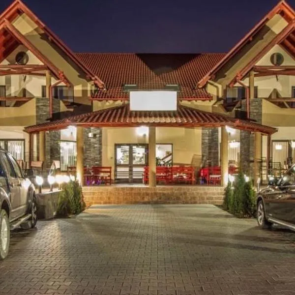 Aranykakas étterem és panzió, hotel in Izvoru Mureşului
