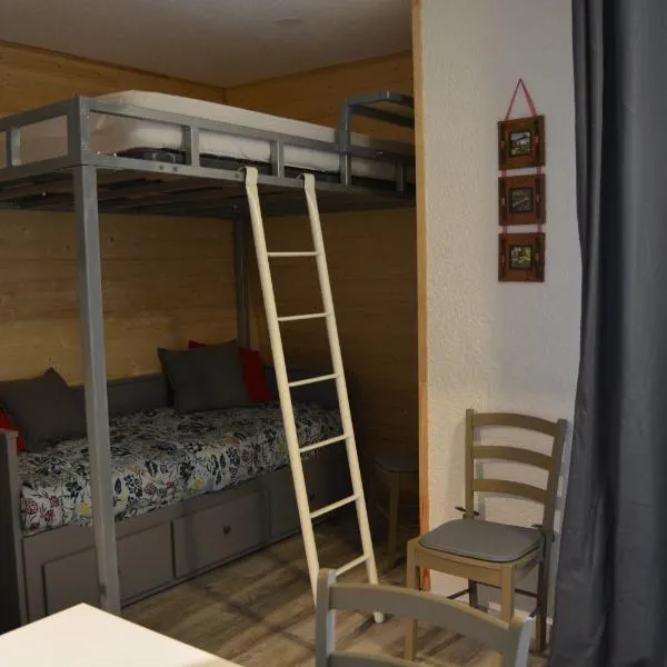 Studio MARMOTTE FONT-ROMEU 4 personnes avec balcon Résidence VAL SOLEIL entièrement rénové en juin 2021 place de PARKING & WIFI gratuit , draps & serviettes de toilettes non inclus, sabanas y toallas no incluidos, hotel in Font-Romeu-Odeillo-Via
