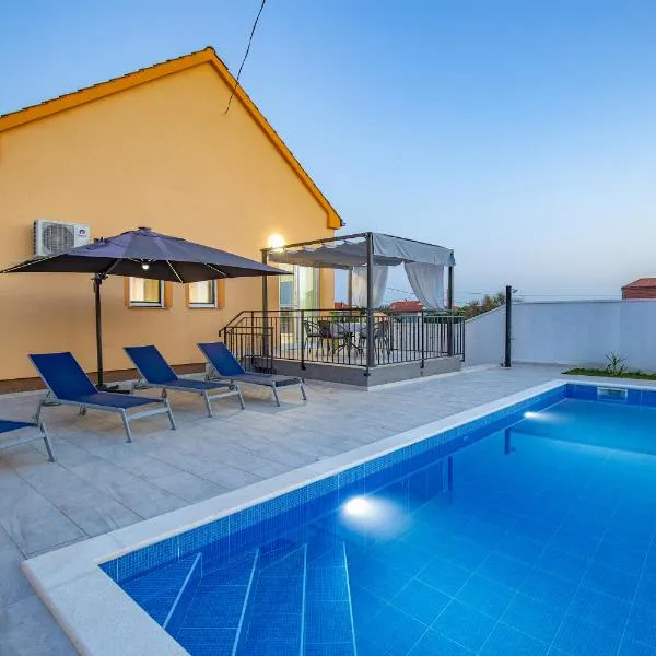 Villa Family and Friends private heated pool with jacuzzi, Hotel in Zadar
