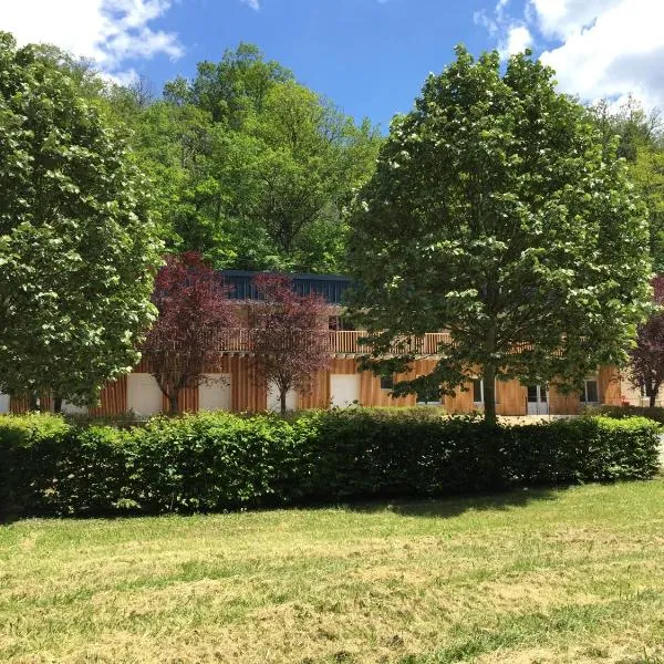 Logis Hôtel Les TILLEULS, hotel v destinaci Bruère-Allichamps