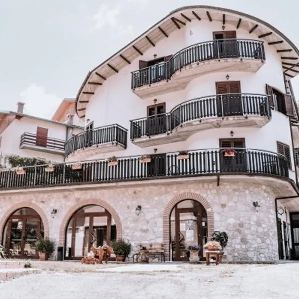 B&B L'antico borgo: Villalago'da bir otel