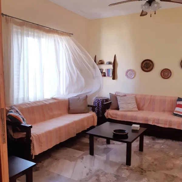 Sunny House, hotel sa Vathí