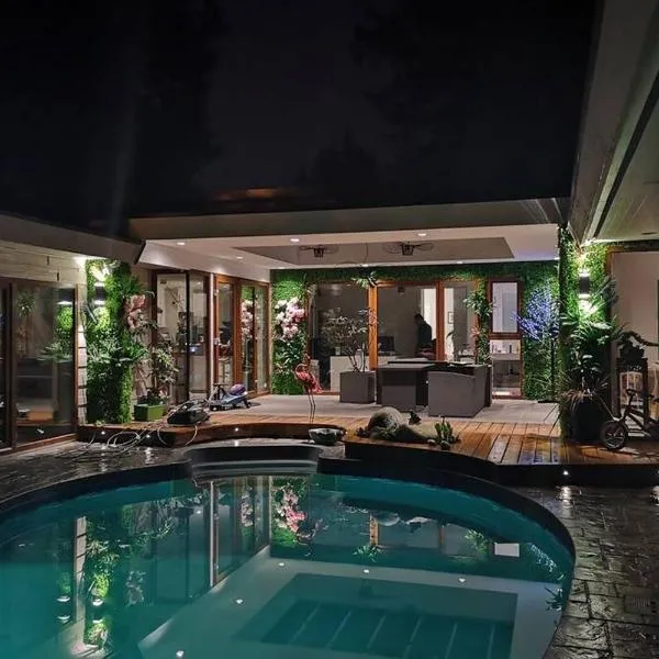 Lux White Rock Pool House Beachfront Resort like, hotel in Surrey