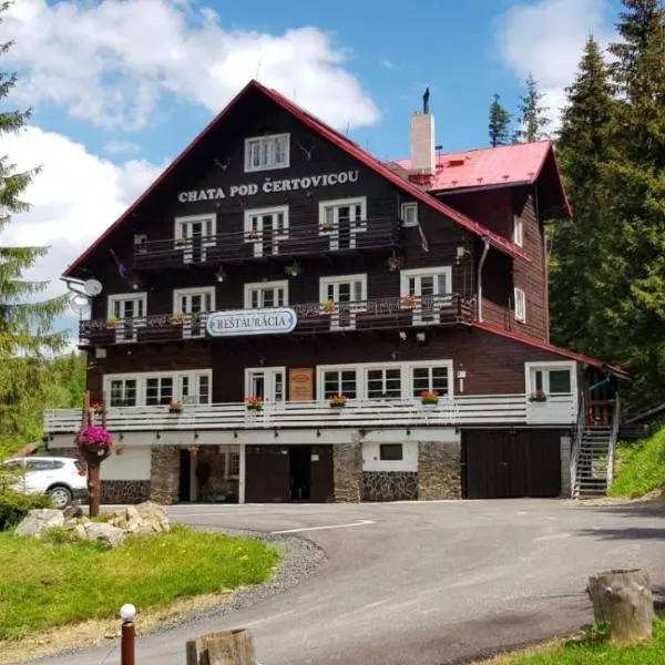 Chata pod Čertovicou, hotel in Malužiná