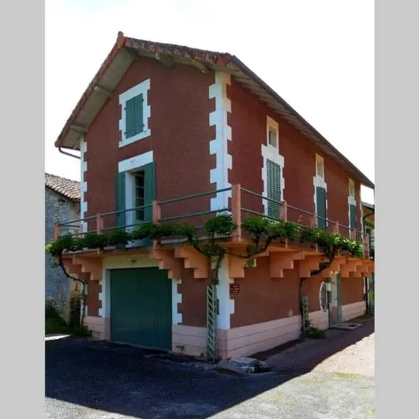 Maison au bord de la Rivière Dronne en Périgord Vert, hotel in Saint-Front-la-Rivière