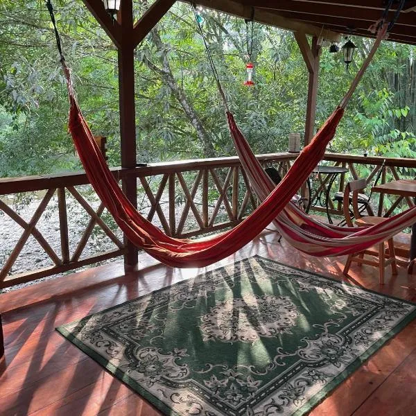 Caoni Riverside Suites - Birders Paradise by the river, Ecuadorian Chocó, hotell i Pedro Vicente Maldonado