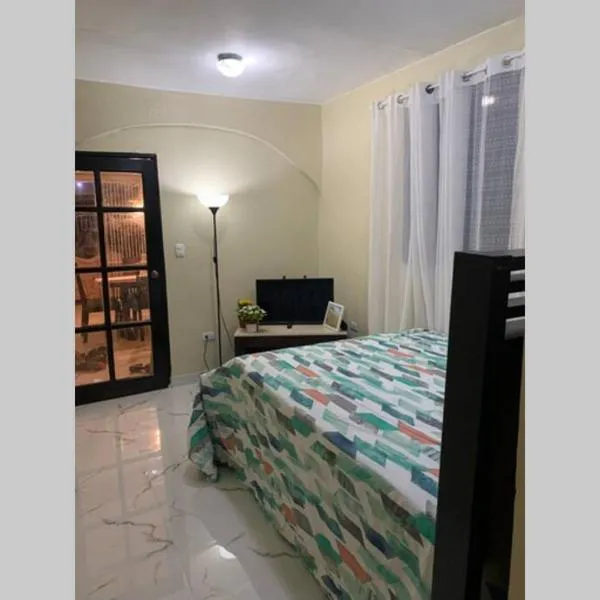 Céntrico para 2 personas con tv marquesina luz y cocina, hotel in La Romana