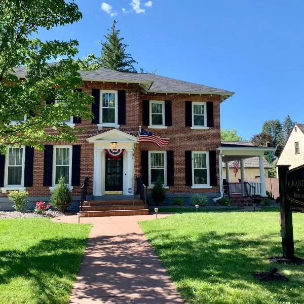 Grand Colonial Bed and Breakfast, hotel v destinaci Herkimer