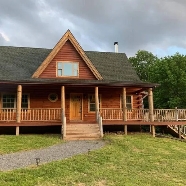 Spacious luxurious log cabin near Cooperstown NY, hotell i Oneonta