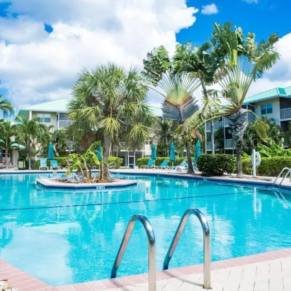 Beach Living at Plantation Village BLGS, hotel in George Town
