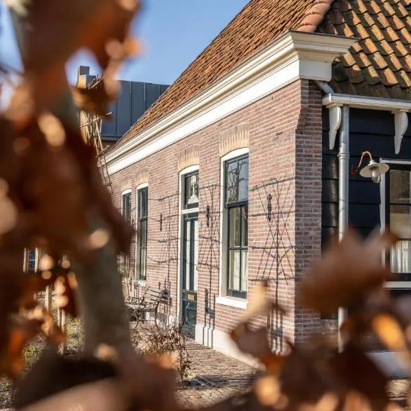 Traditional family apartment with garden at countryside Amsterdam, hotel in Landsmeer