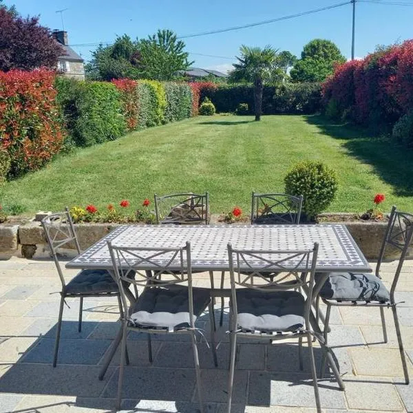 LA MAISON BLEUE, Hotel in Saint-Hilaire-des-Landes