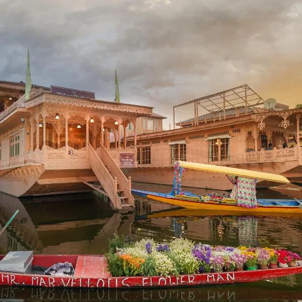 WelcomHeritage Gurkha Houseboats, hotel en Srīnagar