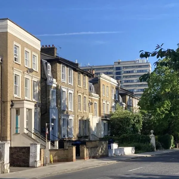 런던에 위치한 호텔 STUNNING GARDEN APARTMENT Central Exclusive Self Catering With Free Off Road Parking By Flat & Wiffi Beautifully Secluded 3 mins From All Amenities THIS IS A HOME NOT A HOTEL