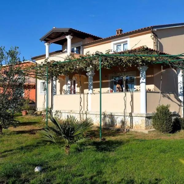 Comfortable apartment near Pula, hotel sa Marčana