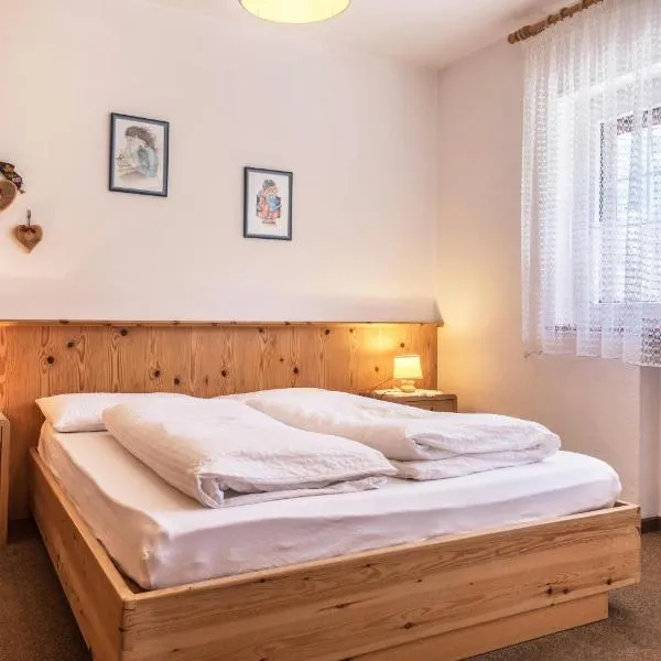 Casa Lorenz 1, hotel v destinaci Canazei