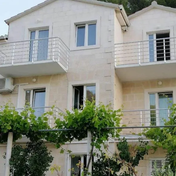 Apartments Kalajžić, hotel in Pučišća
