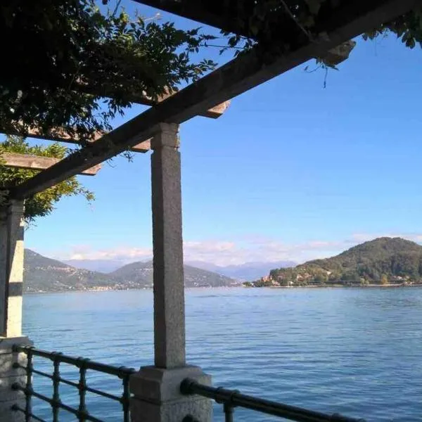 Holiday house by the lake, hótel í Arona