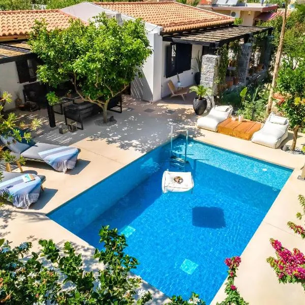 HALO Ligaria Suite 100m next to the beach with private pool, hotel v mestu Lygaria