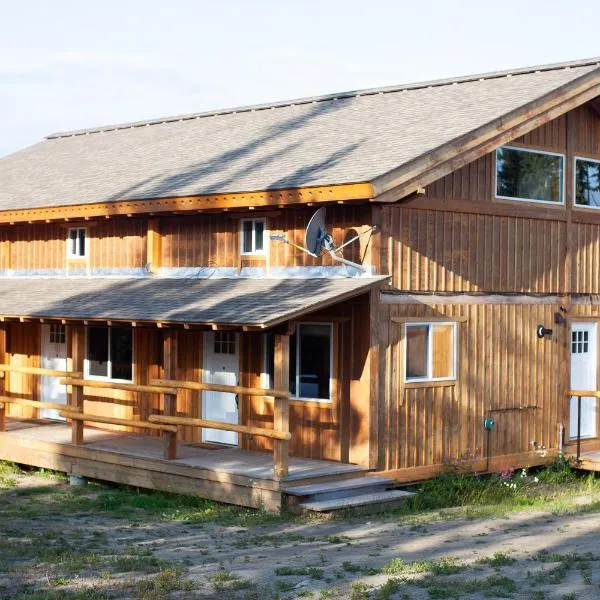 Red Cariboo Apartments, hotel in Anahim Lake