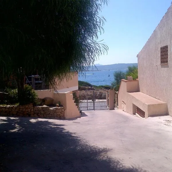 Bilocale a pochi metri dal mare, hotel v destinaci La Maddalena