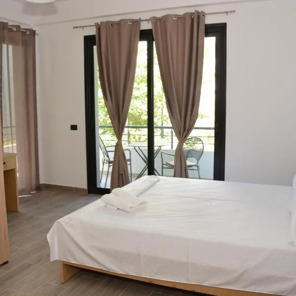 Lungomare private rooms، فندق في فلوره