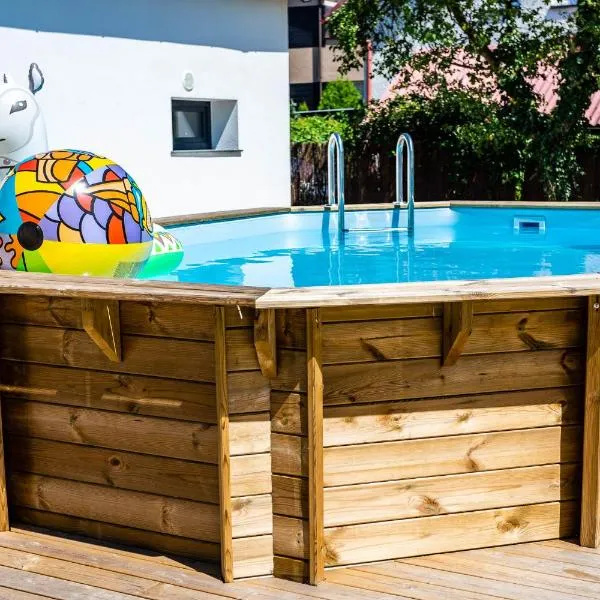 Dom Belona z prywatnym z basenem i jacuzzi, hotel v destinaci Puck
