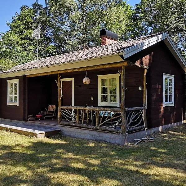 Mysig stuga med öppen spis och uteplats, hotel in Aboda