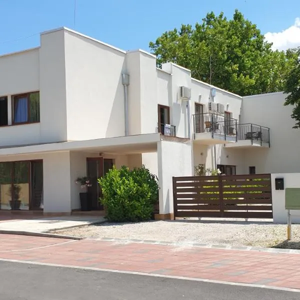 Garden Club Panzió, hotel em Balatonmáriafürdő