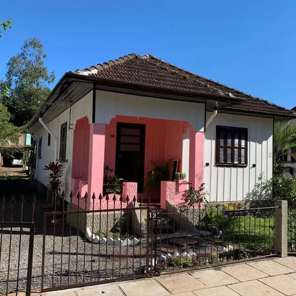 CASA TREIN - há 20 minutos do centro de Gramado, hotel in Taquara