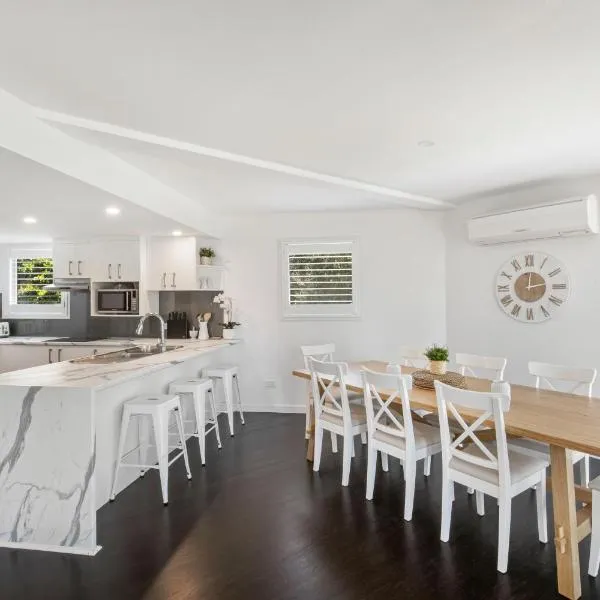 Castaway Cove Beachfront Home by Stay Noosa, hotel u gradu 'Marcus Beach'