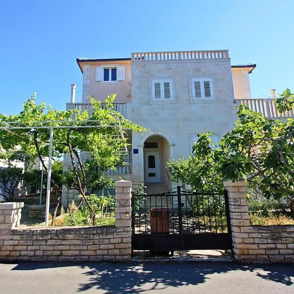 Apartments Ella, hotel v Supetare