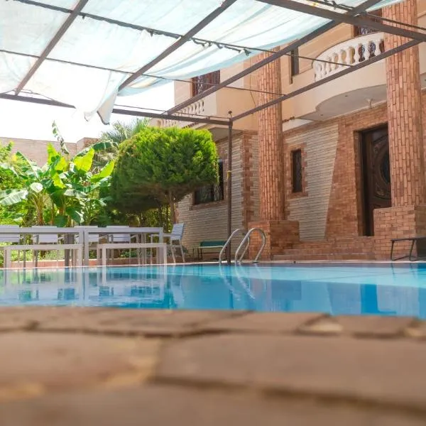 4 Bedroom superior family villa with private pool, 5 min from beach Abu Talat, hotel in Qaryat Shākūsh