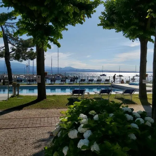 Villaggio Turistico dei Tigli, hotel v destinaci Padenghe sul Garda