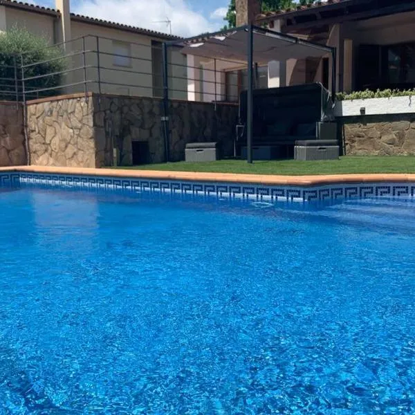 Casa con piscina en la Costa Brava, hotel in Calonge