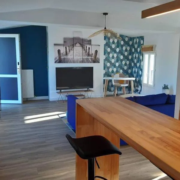 Superbe appartement rénové 4 personnes Le Zen Scandi au centre ville - Linge et parking inclus, hotelli kohteessa La Roche-Chalais