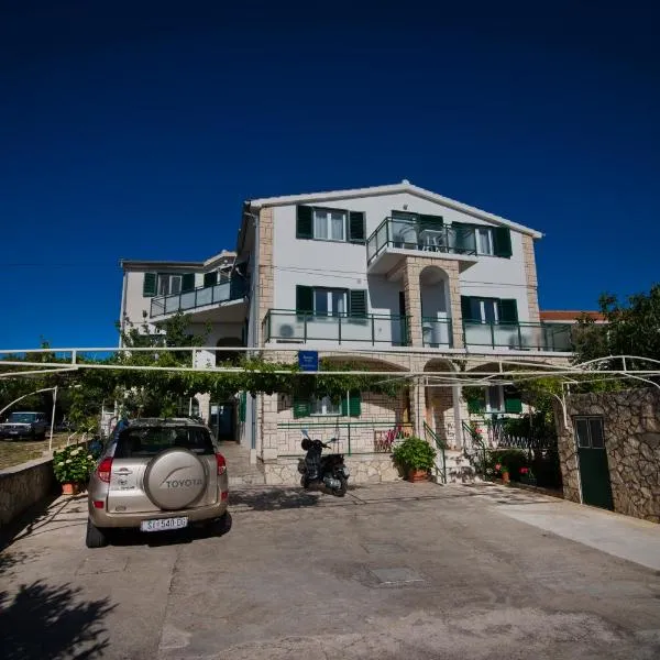 Apartmani i sobe Josica, hotel v destinaci Jezera