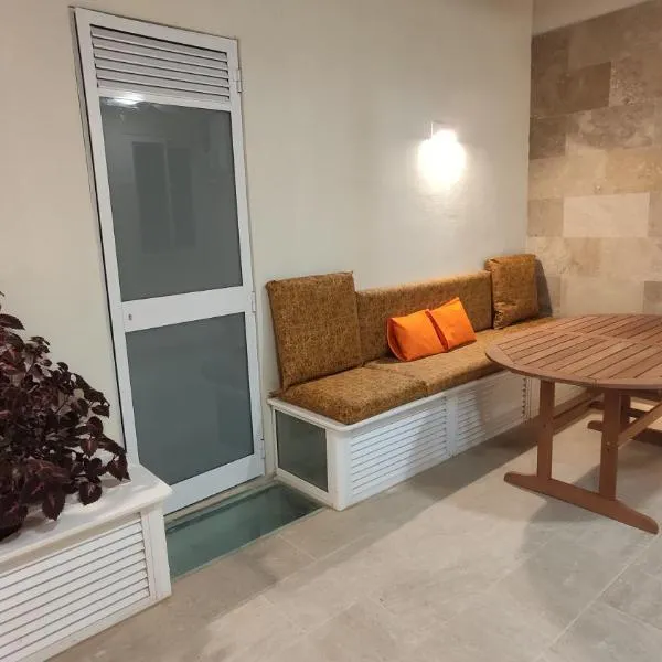 Aquamarine Sea Front Apartments - Elevated Ground Floor With Balcony And Yard, hôtel à Marsaskala