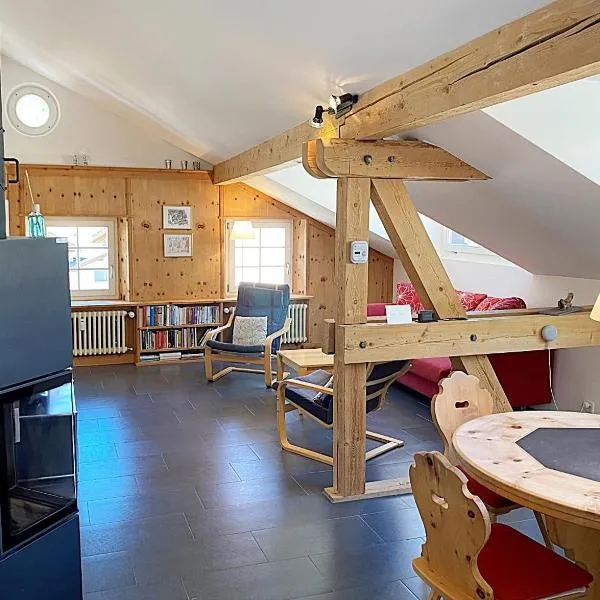 Alpenstil - 60m2 Dachstockwohnung mit Garage - BM186, хотел в Понтрезина