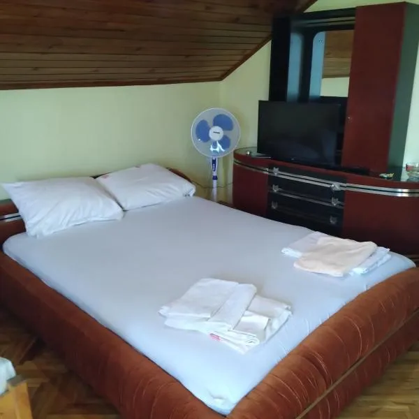 HOSTEL BATA II Trokrevetne sobe, hotel sa Kanjiža