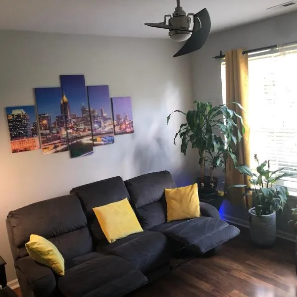 minutes from downtown 3br stylishhome-free parking, khách sạn ở Knightdale